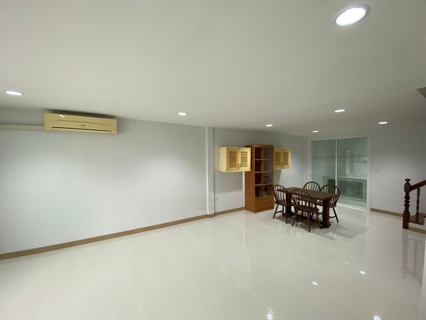 ให้เช่าทาวน์เฮาส์ 2 ชั้น หมู่บ้านศิขริน ใกล้ ABAC หัวหมาก MK-02 line @livingbkk