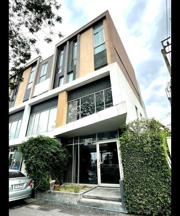 🌟 Corner home office Outstanding location in front of the main road, near Fashion Island! The usable area is up to 250 sq m on 23 sq m of land, with a lawn on the side and parking space in front. Suitable for an office, company or business that needs spac