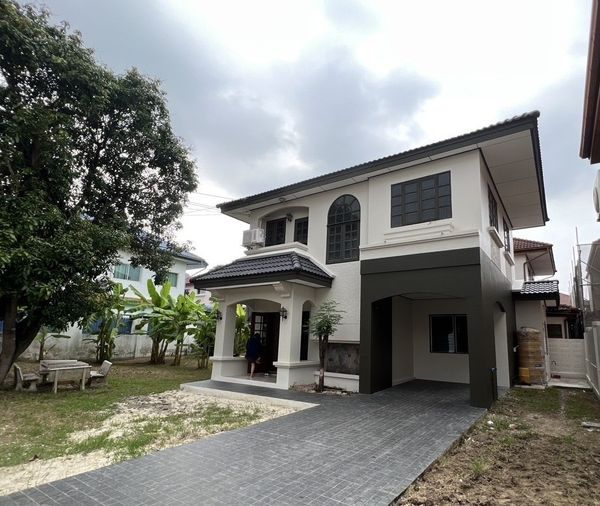 ขายบ้านพร้อมที่ดินสิ่งปลูกสร้าง หมู่บ้านชลลดา สายไหม รีโนเวทใหม่ ด้านหน้าหมู่บ้านเป็นโรงพยาบาลภูมิพล มีรถไฟฟ้าผ่าน  ด้านหลังหมู่บ้านมีทางด่วน   สะดวกในการเดินทาง
