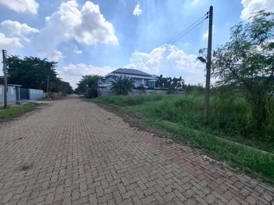 Land for sale, lakeside, Suan Ek Lake Park Villa, 250 sq.wa., near Lam Luk Ka Road (2.7 km).