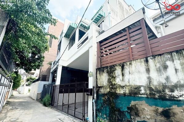 Townhouse for sale, 3 floors, 20 sq m., Soi Sukhumvit 65, Ekkamai, near BTS, location in the heart of the city, convenient travel, suitable for living or investing.