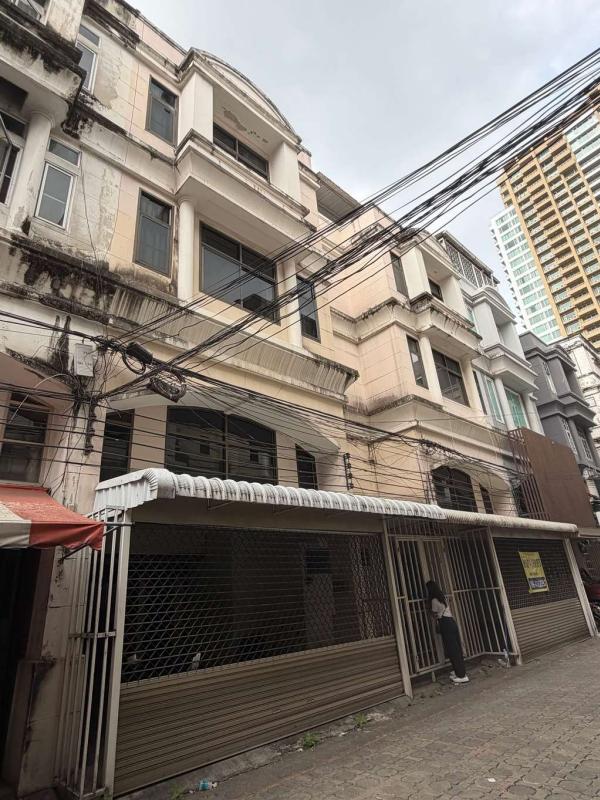 ทาวน์โฮม ซอยสุขุมวิท 39 / 8 ห้องนอน (ให้เช่า), Townhouse, Sukhumvit Soi 39 / 8 Bedrooms (FOR RENT) GNG332