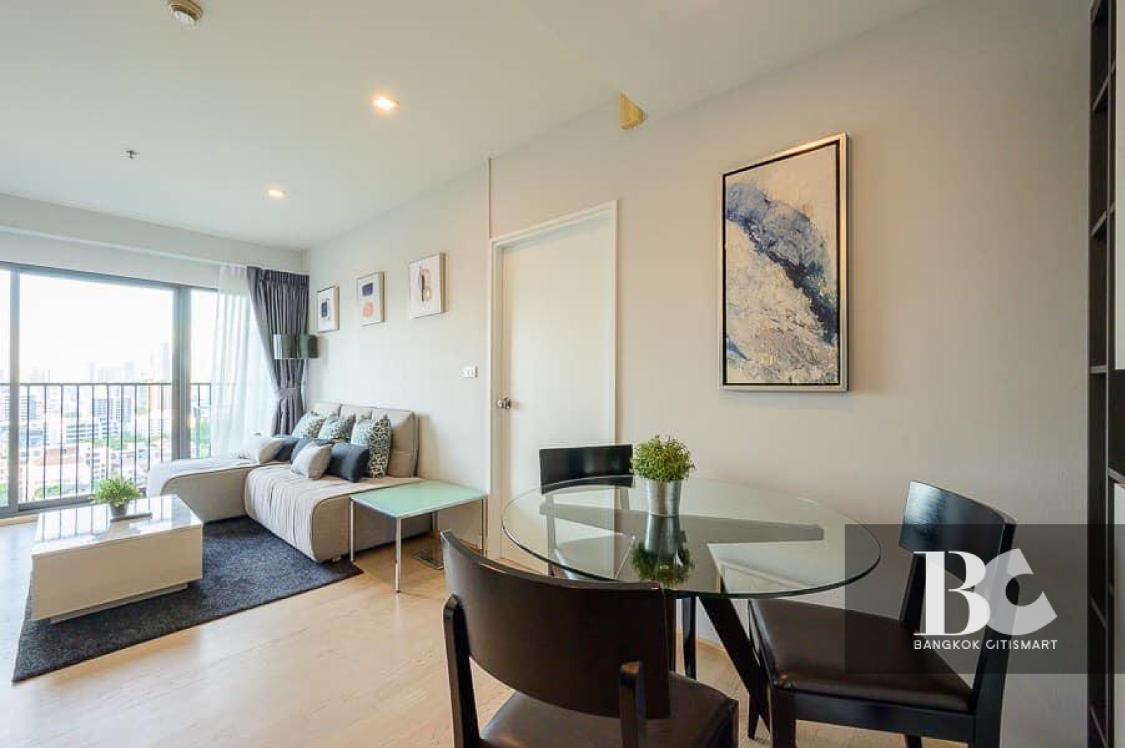 For rent 1 Bed 43 sq m. with parking Skywalk to BTS Thonglor | Noble Remix | 26,000 baht/month