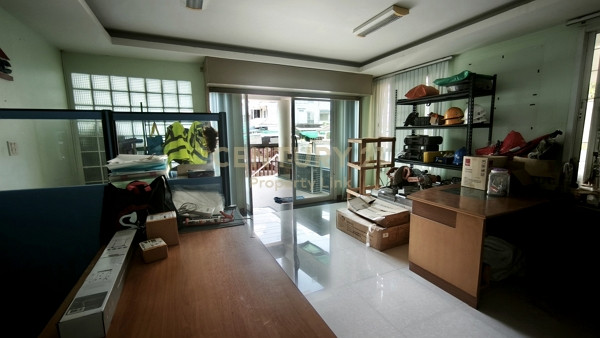 Rare Gem! 4.5-Storey Home Office/Commercial Building in Inthamara-Saphankwai | 700 Sq.m. Space & 8 Parking Spots No.50-OT-69014 – รูปที่ 4