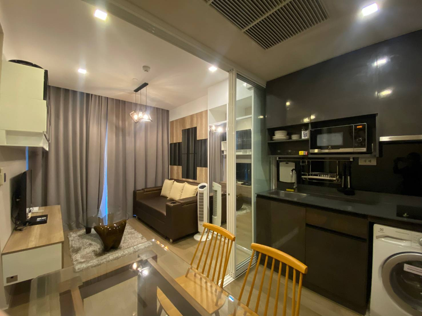 🏢 Ashton Asoke คอนโดให้เช่า 2 ห้องนอน Wi-Fi ฟรี และบริการแม่บ้านเดือนละ 1 ครั้ง