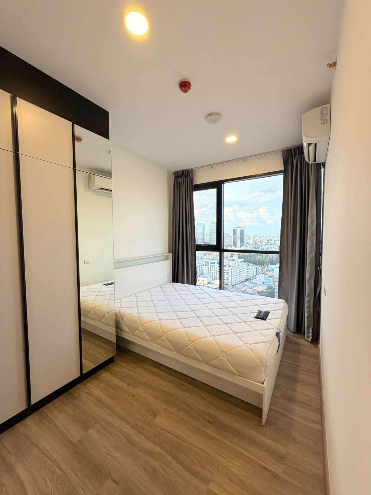 For Rent!!! | THE STAGE Mindscape Ratchada - Huai Khwang |🏡✨ Modern 1-bedroom condo on the 20th floor, just 250 meters from MRT Huai Khwang. Enjoy convenient city living with premium facilities including an Onsen, – รูปที่ 4