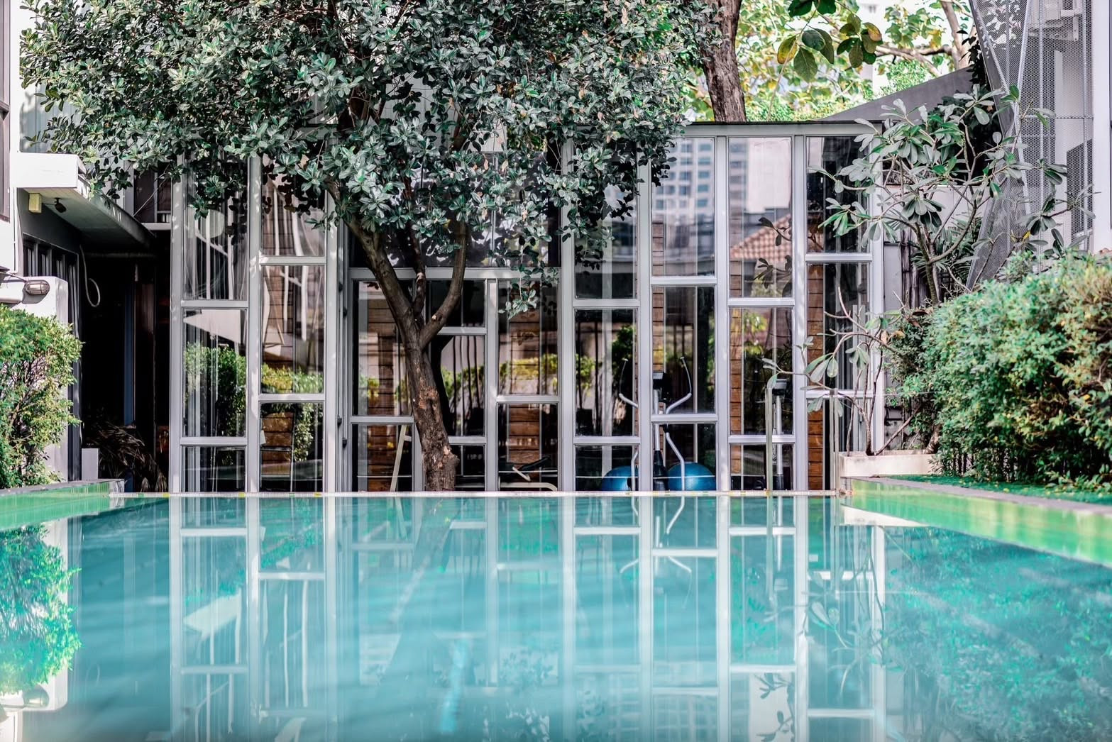 Qube Suites Sukhumvit 46, 2 bedrooms, 2 bathrooms with bathtub, size 60 sq m, fully decorated. Low-rise building (Low-rise) highlights: – รูปที่ 3