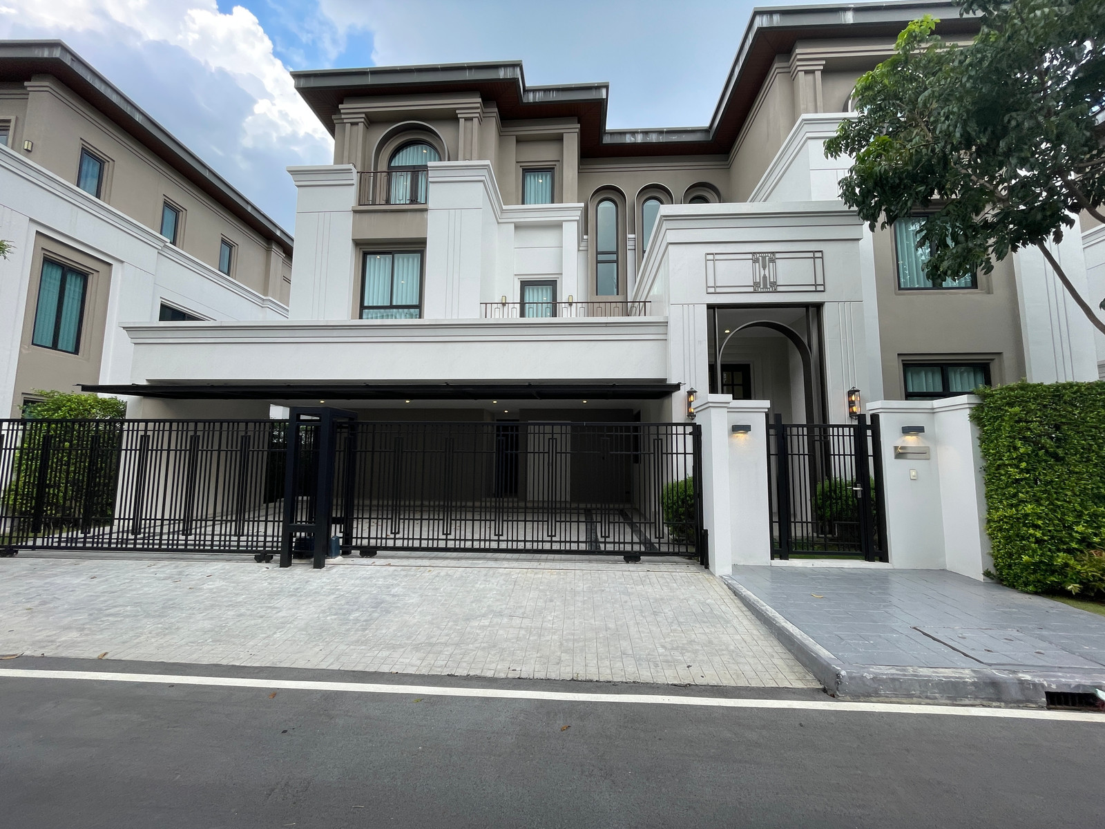 For sale/rent luxury house Ultra Luxury Cinq Royal Krungthep Kreetha (Soul Type) 705 sq m. New house, never lived in. Best location near gardens and international schools.