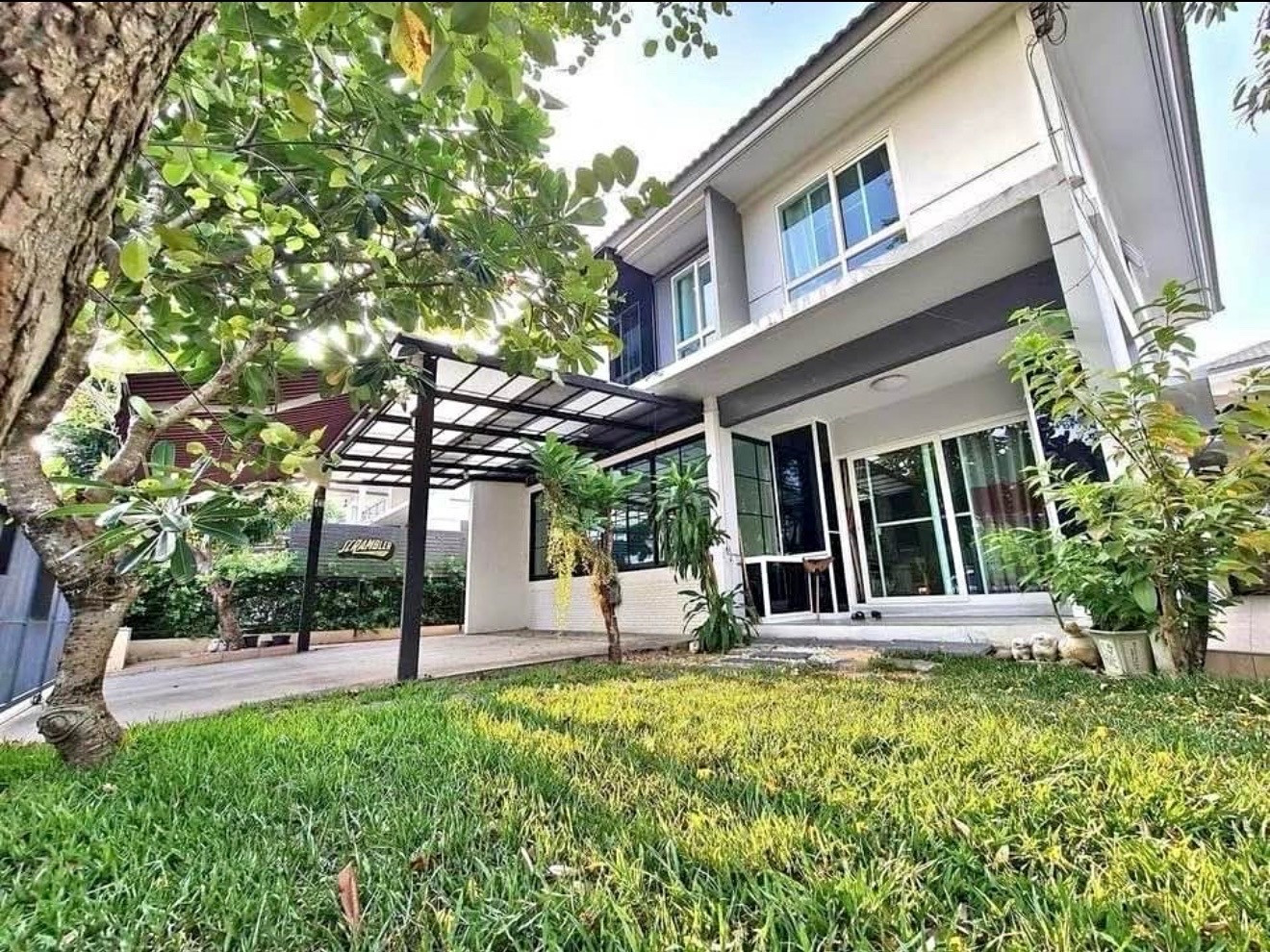 ให้เช่าบ้านเดี่ยว มัณฑนา เลค วัชรพล มี 4 ห้องนอน  บ้านคุณภาพจาก Land & Houses ทำเลสุขาภิบาล 5 – วัชรพล 