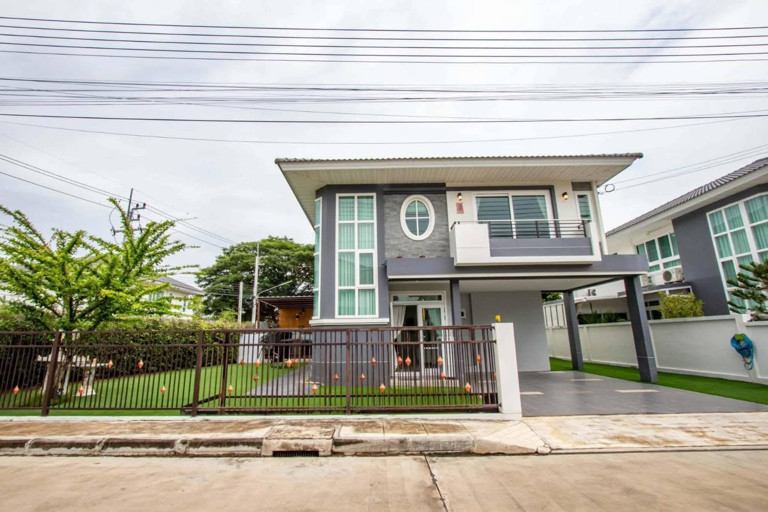 Supalai Parkville Hang Dong, on a corner plot, featuring built-in furniture throughout, fully furnished interiors.