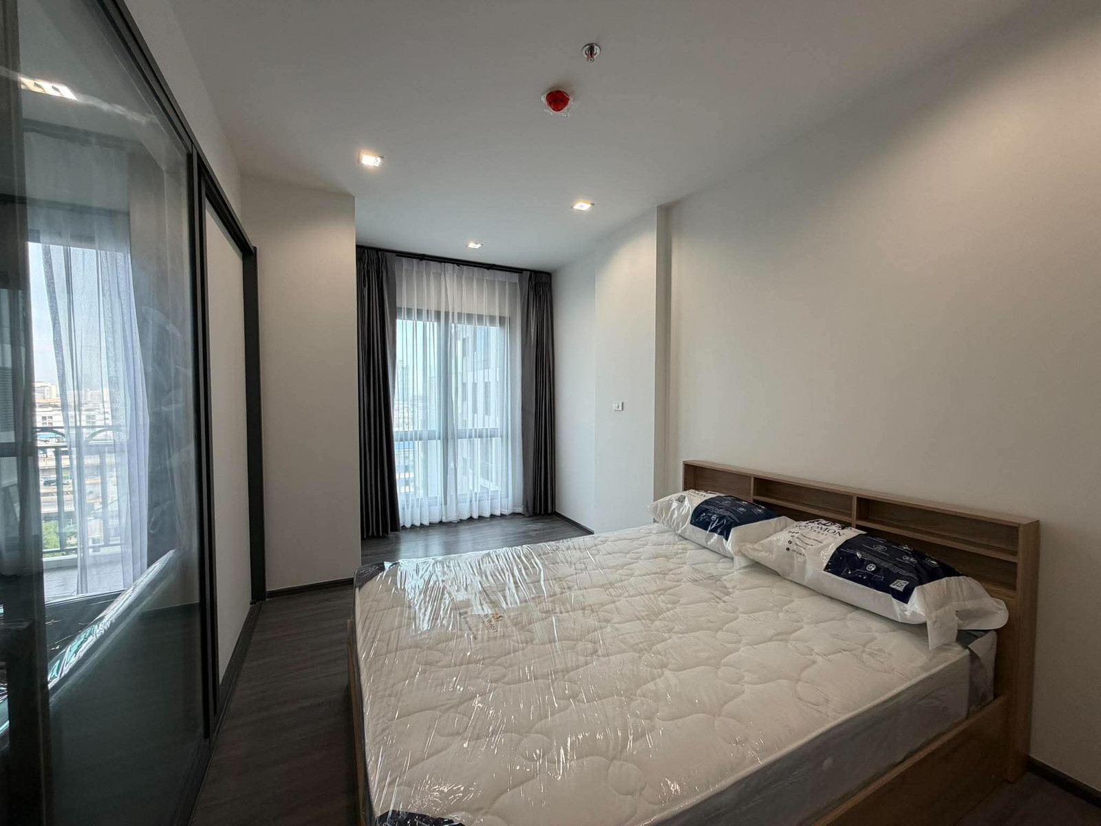Condo near BTS Wongwian Yai, convenient travel, good central area, new room, first hand, has a washing machine, can make an appointment to see the room.