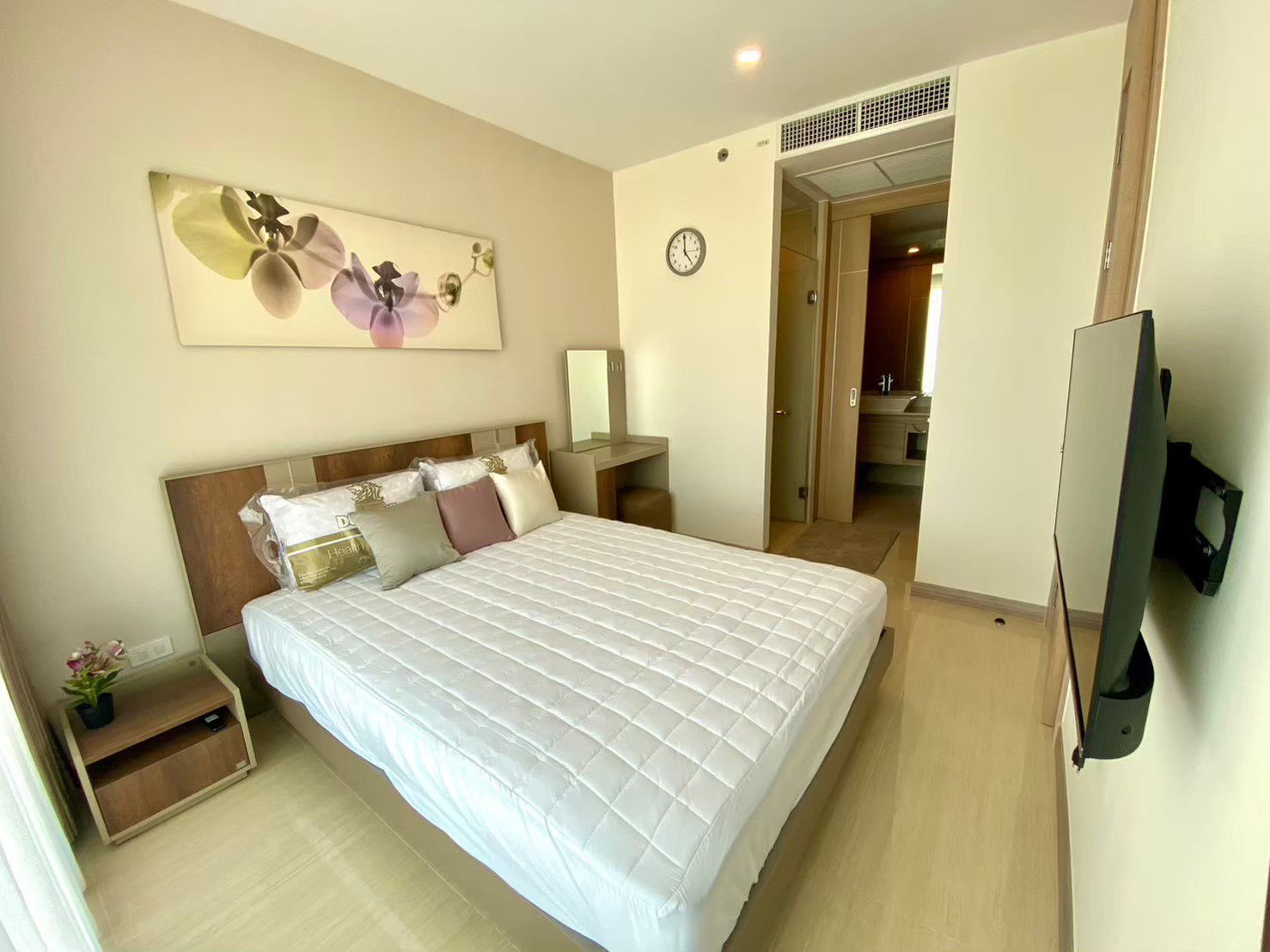 97988 - Luxury condo for sale, The Riviera Jomtien, 33rd floor, beautiful view, fully furnished, full electrical appliances. Ready to move in / rent out immediately. 97988 - Luxury condo for sale, The Riviera Jomtien, 33rd floor, beautiful view, fully furnished, full electrical appliances. Ready to move in / rent out immediately.