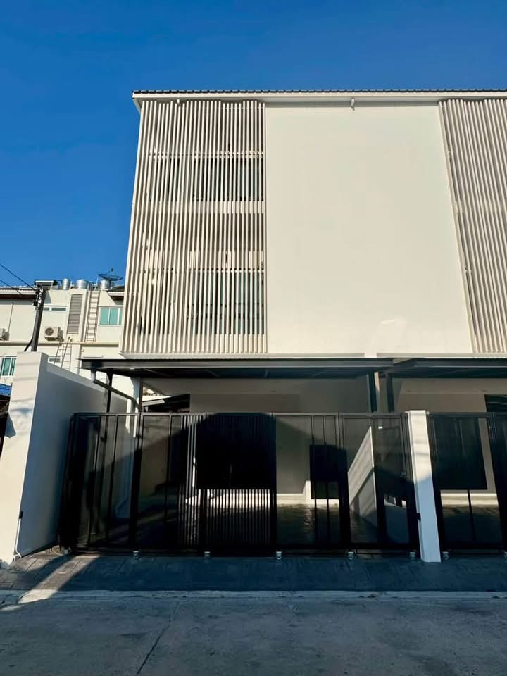 🎁New in the box  📍Location along the expressway (Lat Phrao 87, Intersection 28) - behind CDC only 750 meters 🛍️ 🏢 Simple, elegant building. Premium marble pattern floor