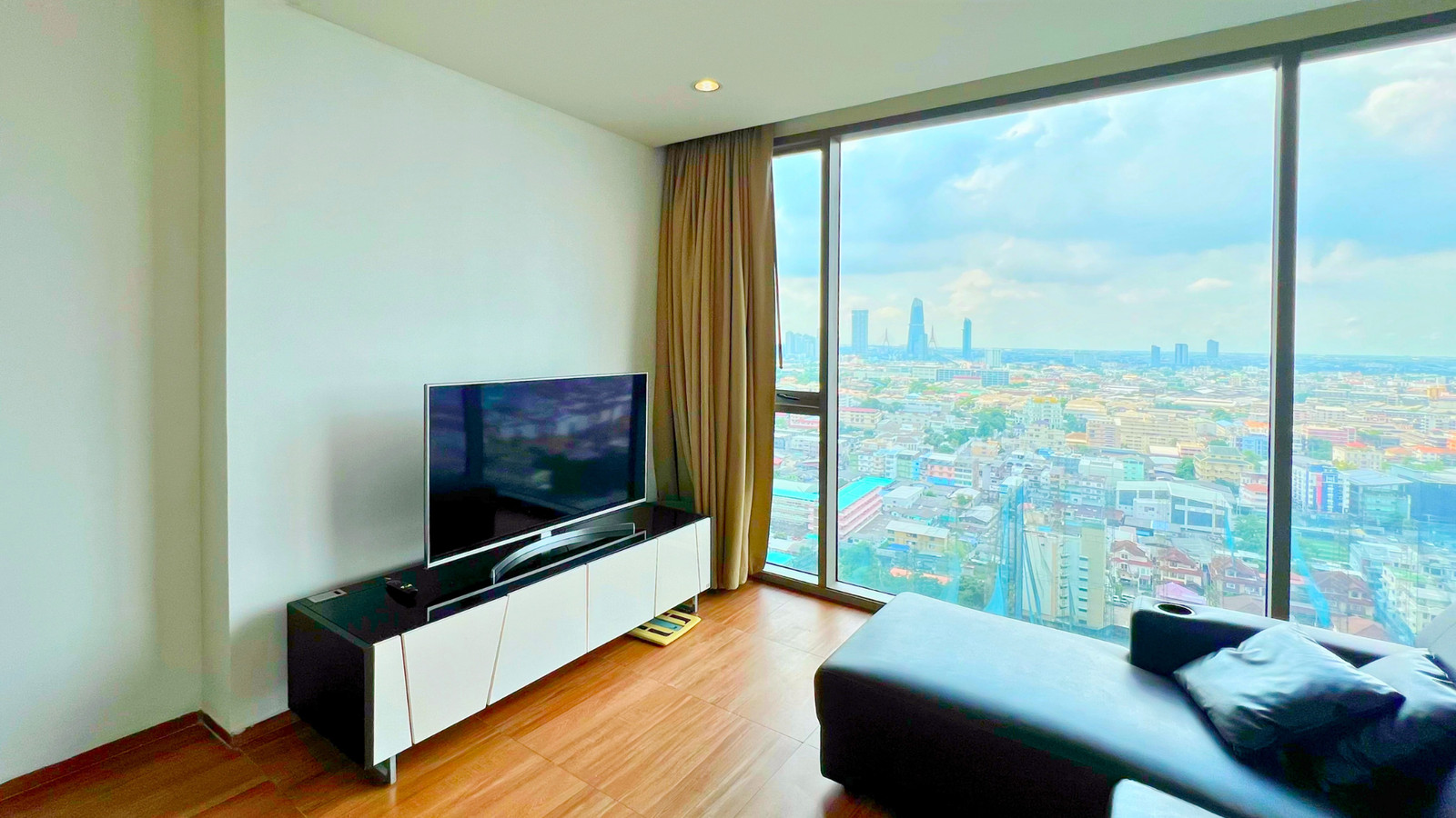 For rent the breeze narathiwas, luxury condo for rent in the middle of the city, The Breeze Narathiwat, large room, wide balcony, ready to move in, high floor, city view, near Central Rama 3 and BTS Chong Nonsi, complete electrical appliances.