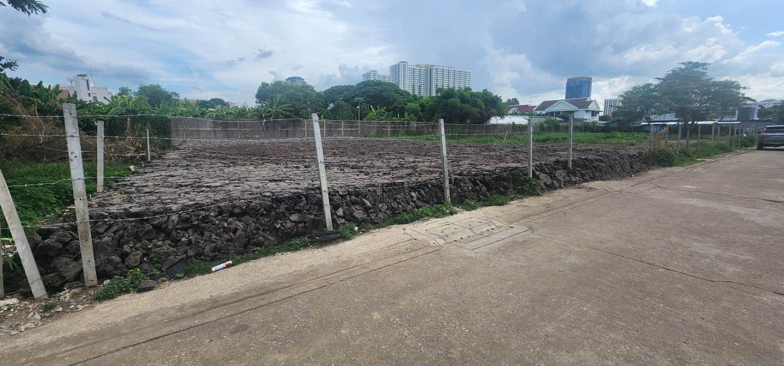 Urgent sale of empty land, prime location, Soi Charansanitwong 57. Already filled in Ready to build a house, water and electricity ready or to develop further immediately! – รูปที่ 2