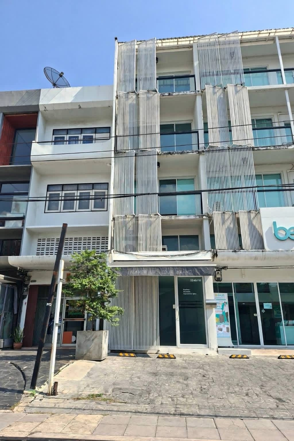 Commercial building for rent, 4.5 floors, Sathorn - Yen Akat - Nang Linchi, next to the main road, prominent building, has parking, suitable for renting for business | Supports company registration.