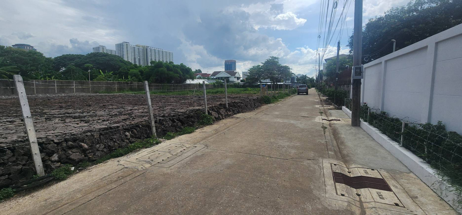 Urgent sale of empty land, prime location, Soi Charansanitwong 57. Already filled in Ready to build a house, water and electricity ready or to develop further immediately!