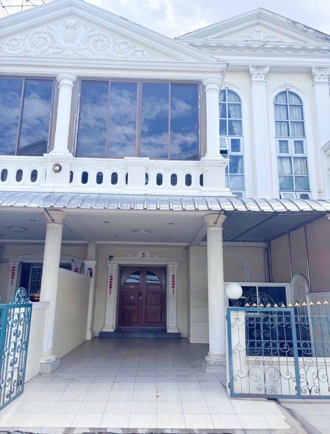 Townhome for sale, 3 floors, 4 bedrooms, Crystal Townhome Village, Sai Ma, Nonthaburi, excellent condition.