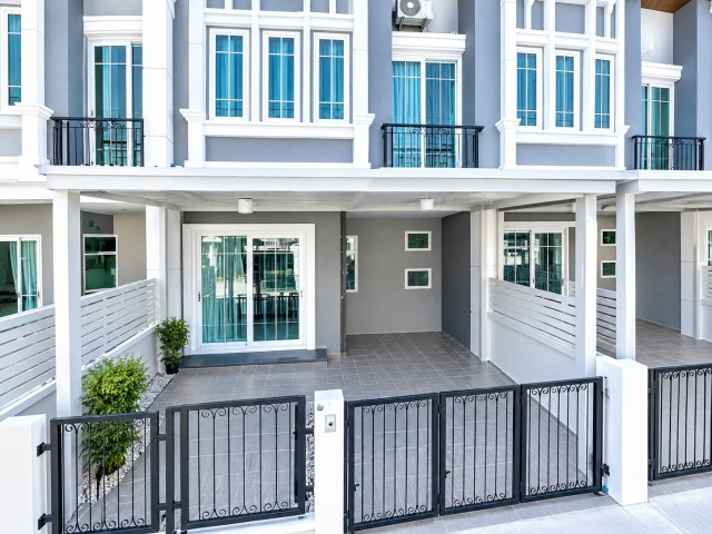 Sukhumvit–Lasalle–Bearing MRT Thipphawan 900m.2-story townhouse for rent 2bed and 2 bath DanSamro