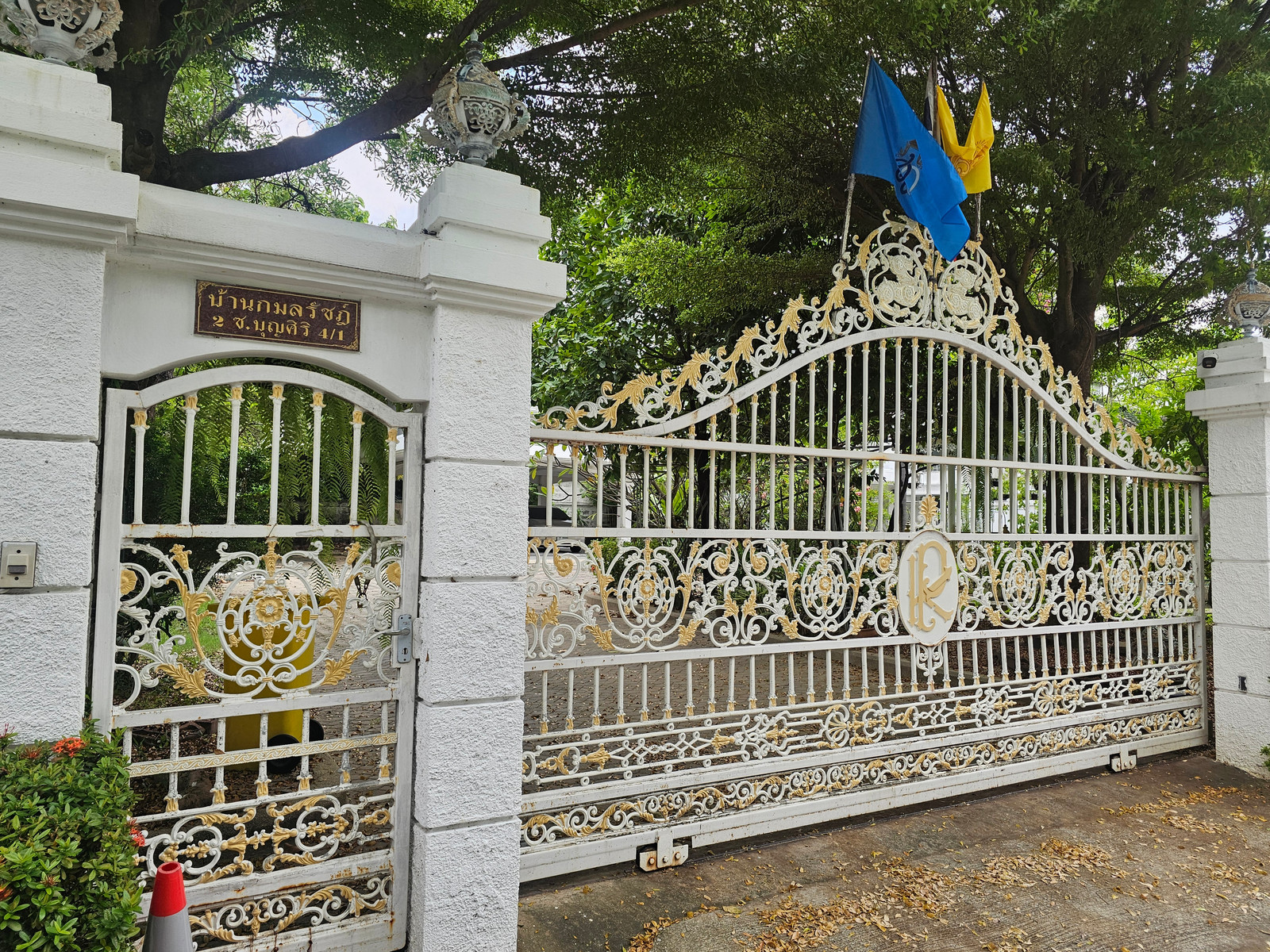 House for sale with land 480 wa, close to BTS only 350 meters, Naval Academy Station, Samut Prakan, Pak Nam, Sukhumvit 27, Soi Bunsiri tel.084-694-8888