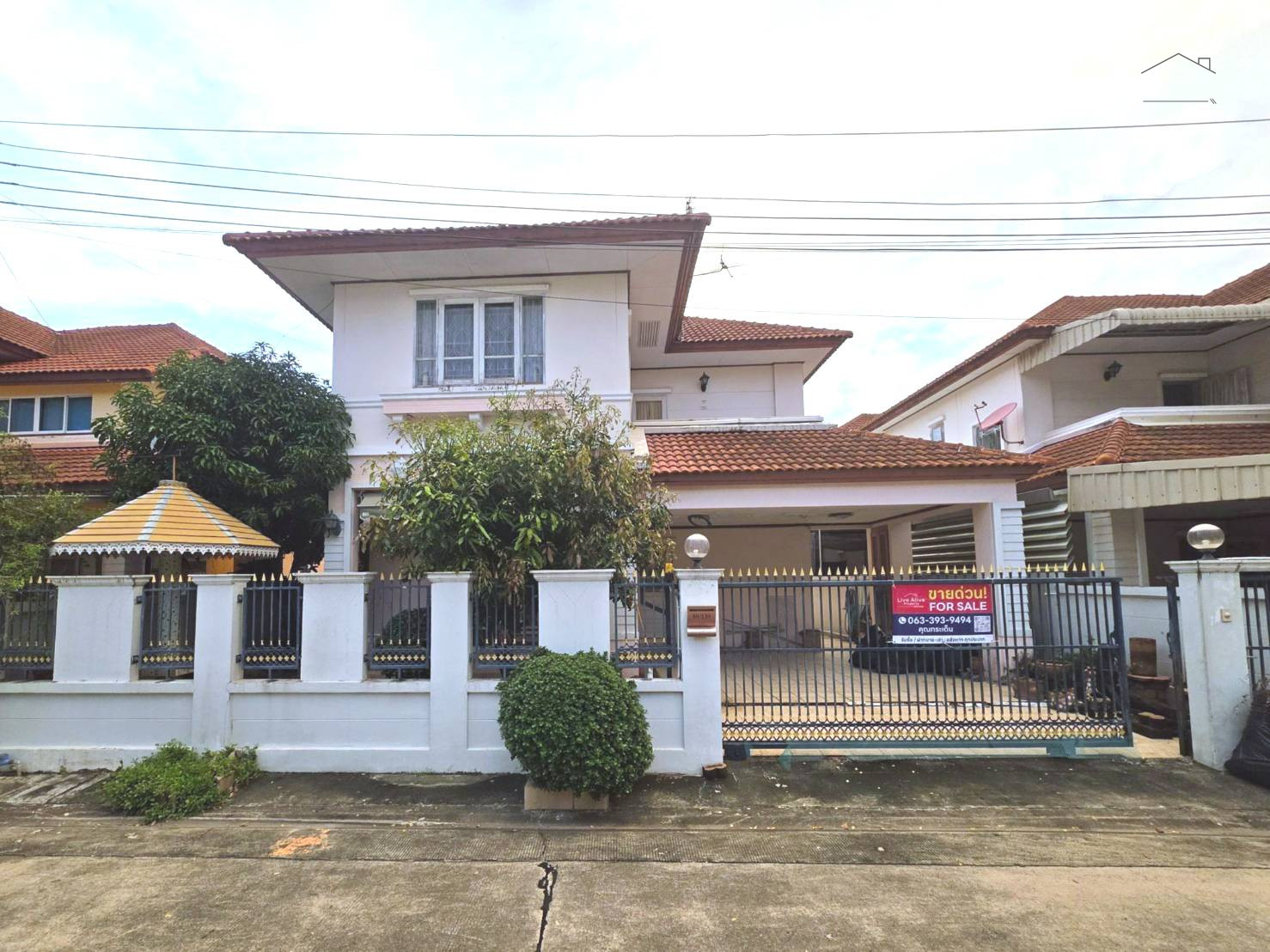 Single house, 3 bedrooms, on 51.5 sq m of land, price 4.89 million baht, connected to many routes, near Lotus's Srinakarin and the Yellow Line.