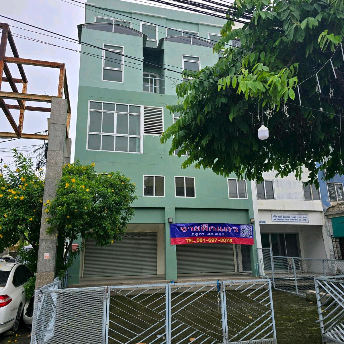 For rent/sale, 2 shophouses, next to the road, with parking, suitable for a clinic, business, office, store.