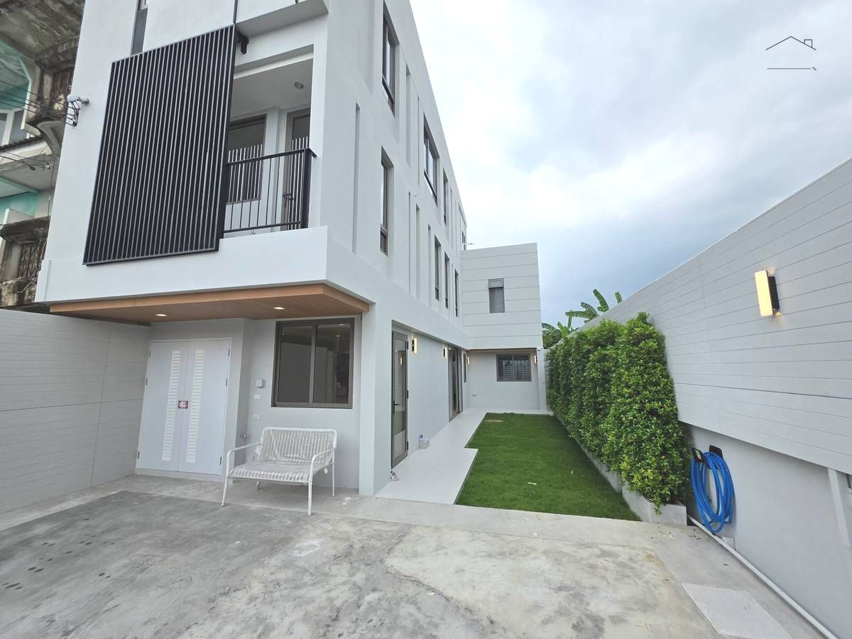 Looking for a house in Bangna, usable area 300 sq m, parking for up to 4 cars, price 9.5 million baht. Looking for a house in Bangna, usable area 300 sq m, parking for up to 4 cars, price 9.5 million baht.