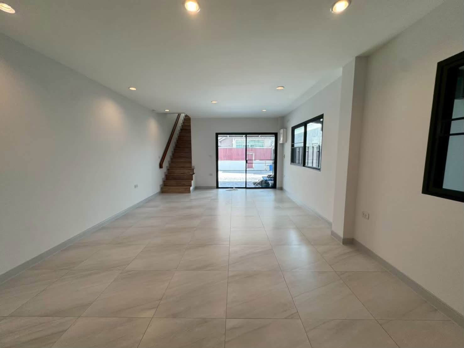 🎁New in the box  📍Location along the expressway (Lat Phrao 87, Intersection 28) - behind CDC only 750 meters 🛍️ 🏢 Simple, elegant building. Premium marble pattern floor – รูปที่ 4