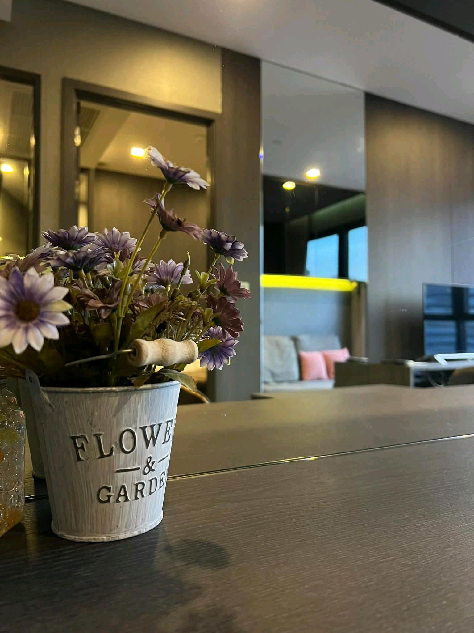 ASHTON ASOKE, a luxury condo in the heart of Asoke. Location in the heart of the city, close to BTS and MRT, convenient travel, close to shopping, offices, and urban lifestyles. 🏙️Travel: BTS Asoke, MRT Sukhumvit, connecting to Asoke Montri Road, Sukhumvi