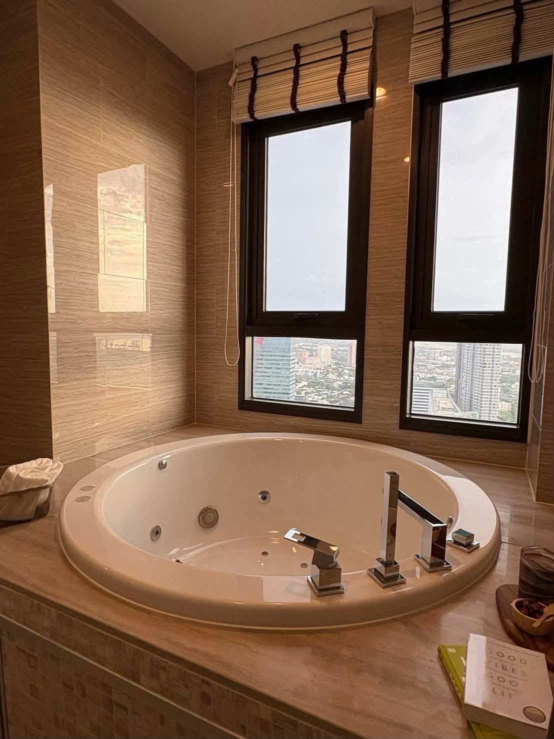 ปล่อยเช่า Whizdom Essence Penthouse 4 ห้องนอน 202 ตรม. ชั้น 48