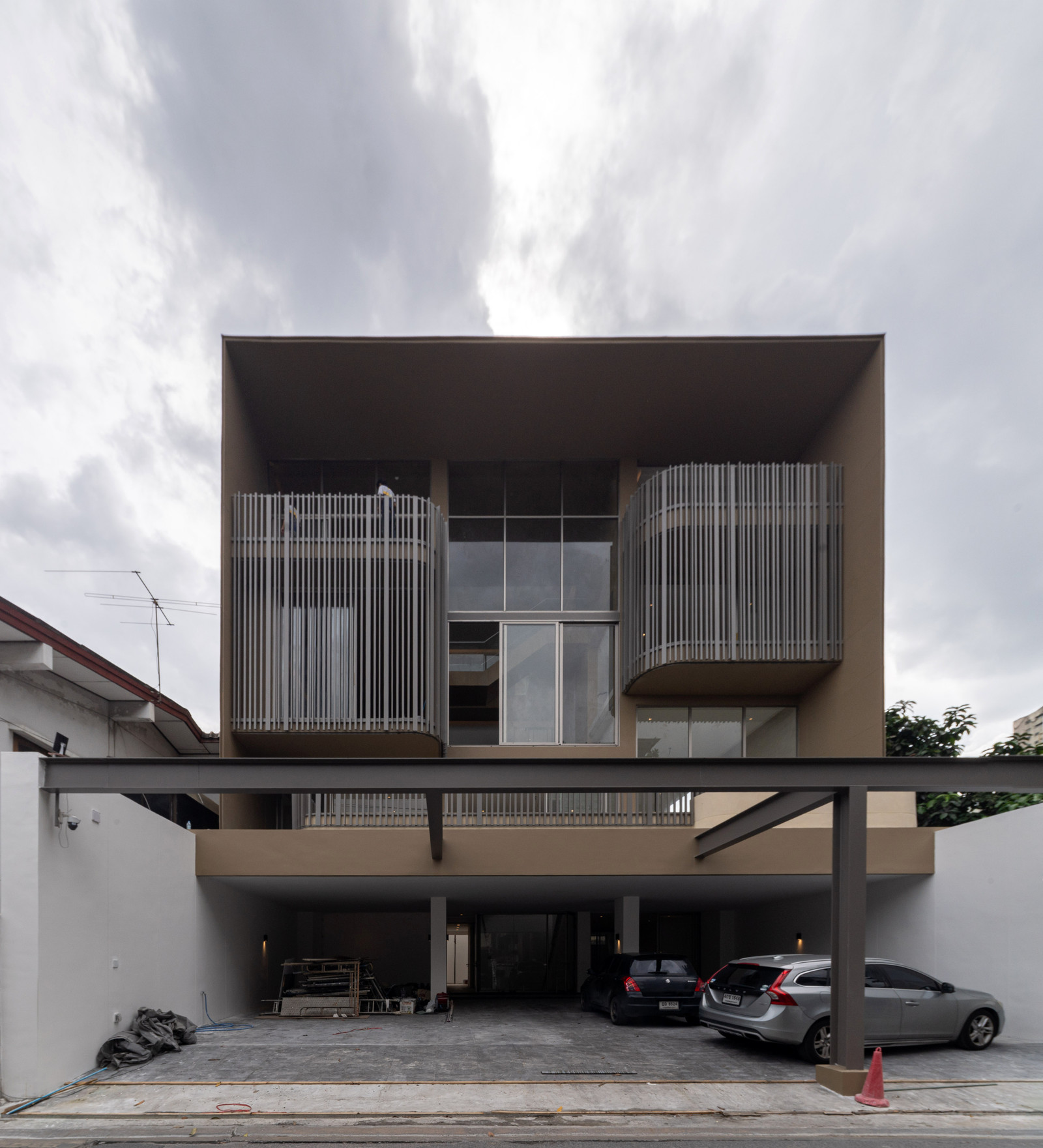 ขาย/ให้เช่า Residential Home Office รัชดา 32 | โฮมออฟฟิศหรู 4 ชั้น พร้อมลิฟต์และที่จอดรถ 8 คัน