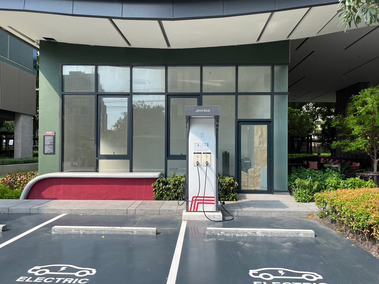 Opportunity to own commercial space in The Line Vibe project on Phahon Yothin location. Suitable for investors looking for real estate to create long-term value. and entrepreneurs who need space to conduct business 087-808-3690