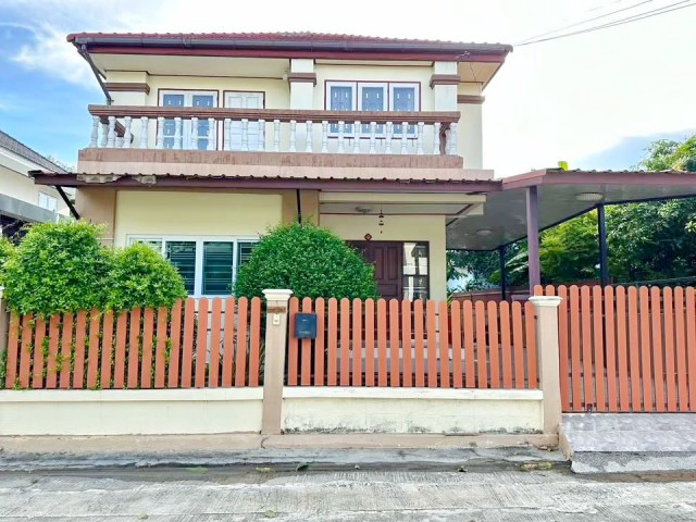2-story detached house for rent in the Ramkhamhaeng–Rom Klao 11–17 area. Fully furnished with 4 bed