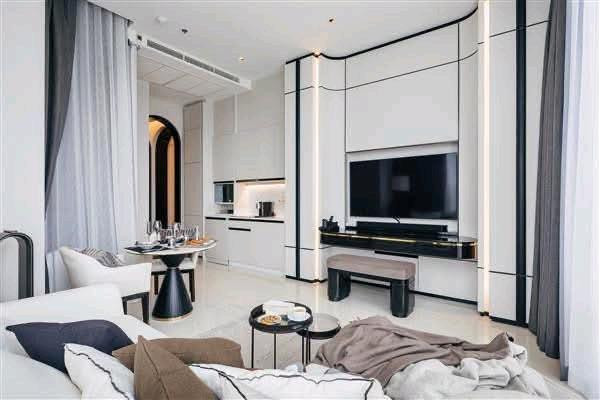 ASHTON SILOM  คอนโดหรูใจกลางสีลม ห้อง 2 ห้องนอน วิวเมือง ชั้น 20 ตกแต่งสไตล์ Modern Luxury พร้อมอ่างอาบน้ำและ Onsen กลางแจ้ง! สัมผัสการใช้ชีวิตเหนือระดับใจกลางย่านธุรกิจสีลม ห้องกว้าง 75 ตร.ม. ดีไซน์สวย เฟอร์นิเจอร์ครบ – รูปที่ 2