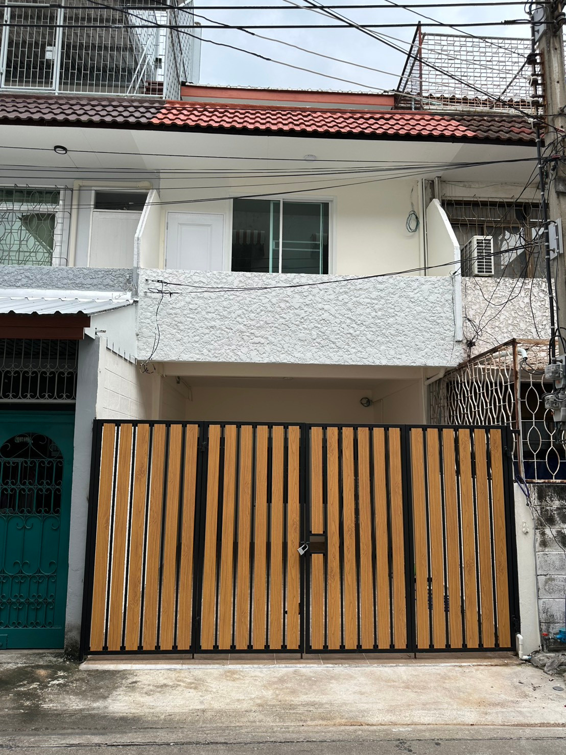 Urgent sale! 3-story townhouse, Sathupradit 49, completely renovated, near Central Rama 3 and Tops Sathupradit.