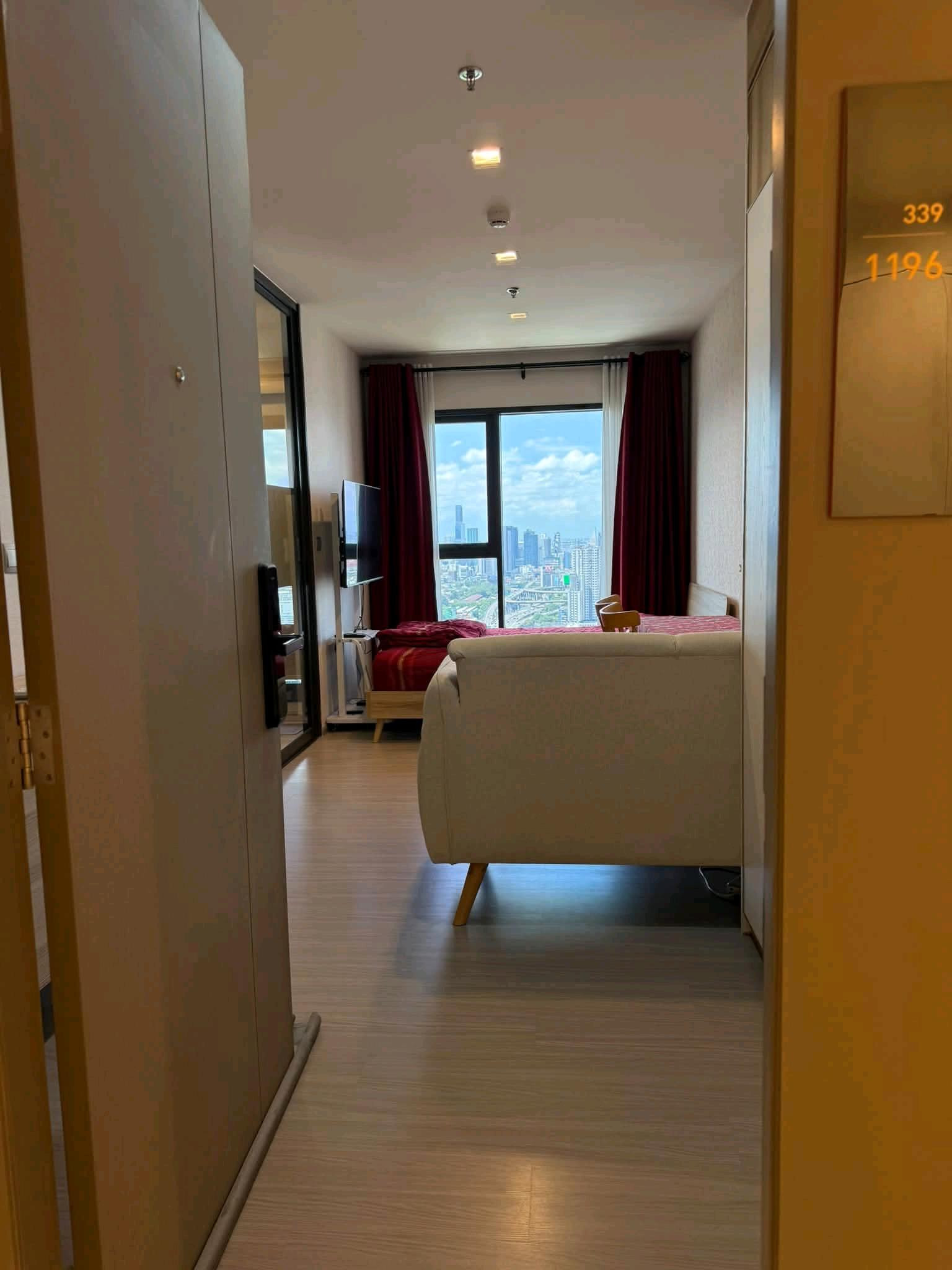 Studio room with Tollway view, city center location, convenient transportation, fully furnished. Move in immediately!