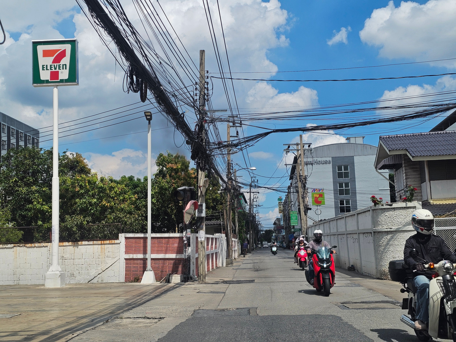 House for sale with land 480 wa, close to BTS only 350 meters, Naval Academy Station, Samut Prakan, Pak Nam, Sukhumvit 27, Soi Bunsiri tel.084-694-8888 – รูปที่ 3