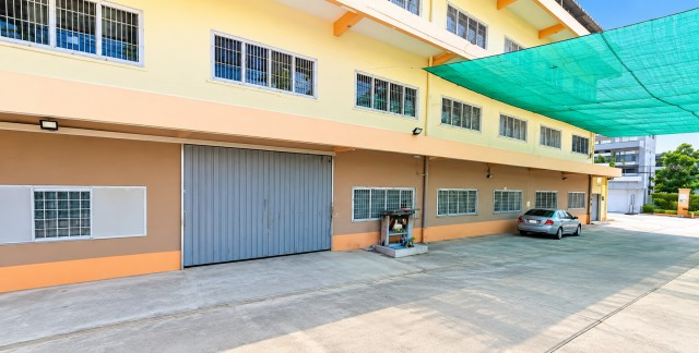 Warehouse an office for rent NakNiwat41-52 in LatPhrao. 1,000 sq.m. 1bed 2bath. Conveniently located just 120 m. from 7-Eleven NakNiwat