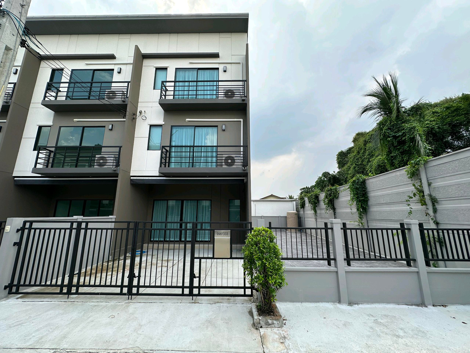 3-story townhome, Baan Klang Muang Ratchaphruek-Sathorn 3 bedrooms, 3 bathrooms