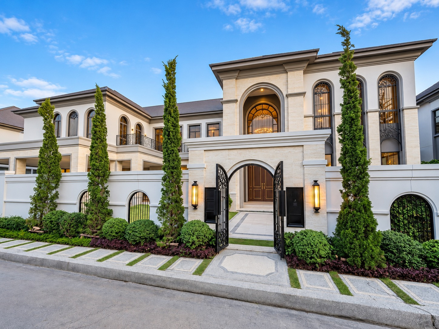 🇹🇭 Sell / rent luxury house The Palazzo Krungthep Kreetha 🏰 Ambrosine style | usable area 885 sq m | parking for 8 cars. Luxurious detached house for families who want spacious space. Features a high ceiling hall, Double Volume, chandelier lamps. and tall