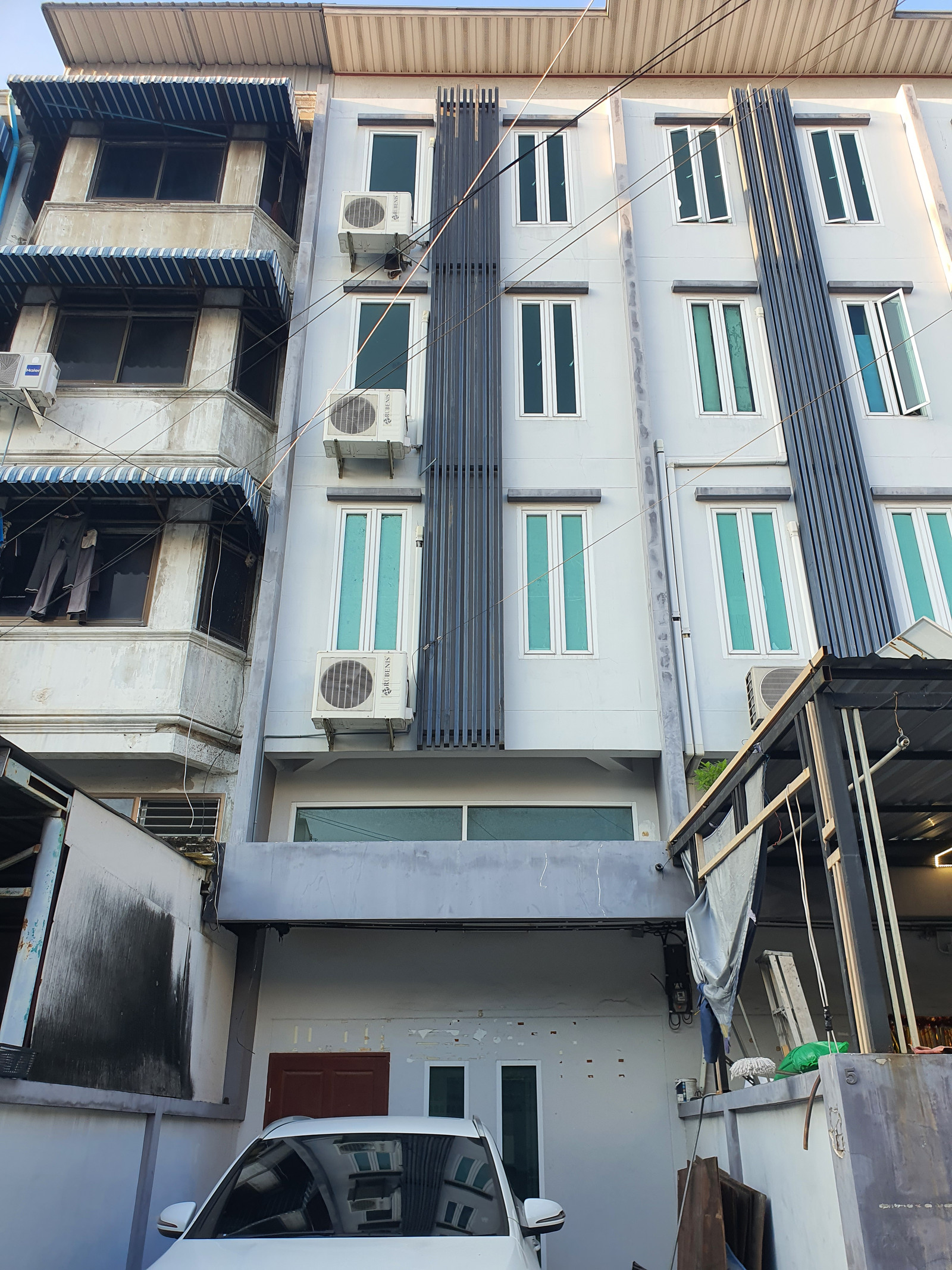 Home office for sale, 4.5 floors, Chokchai 4, Soi 70, area 250 sq m, 21.4 sq m, good location, new condition, only 3.5 million.