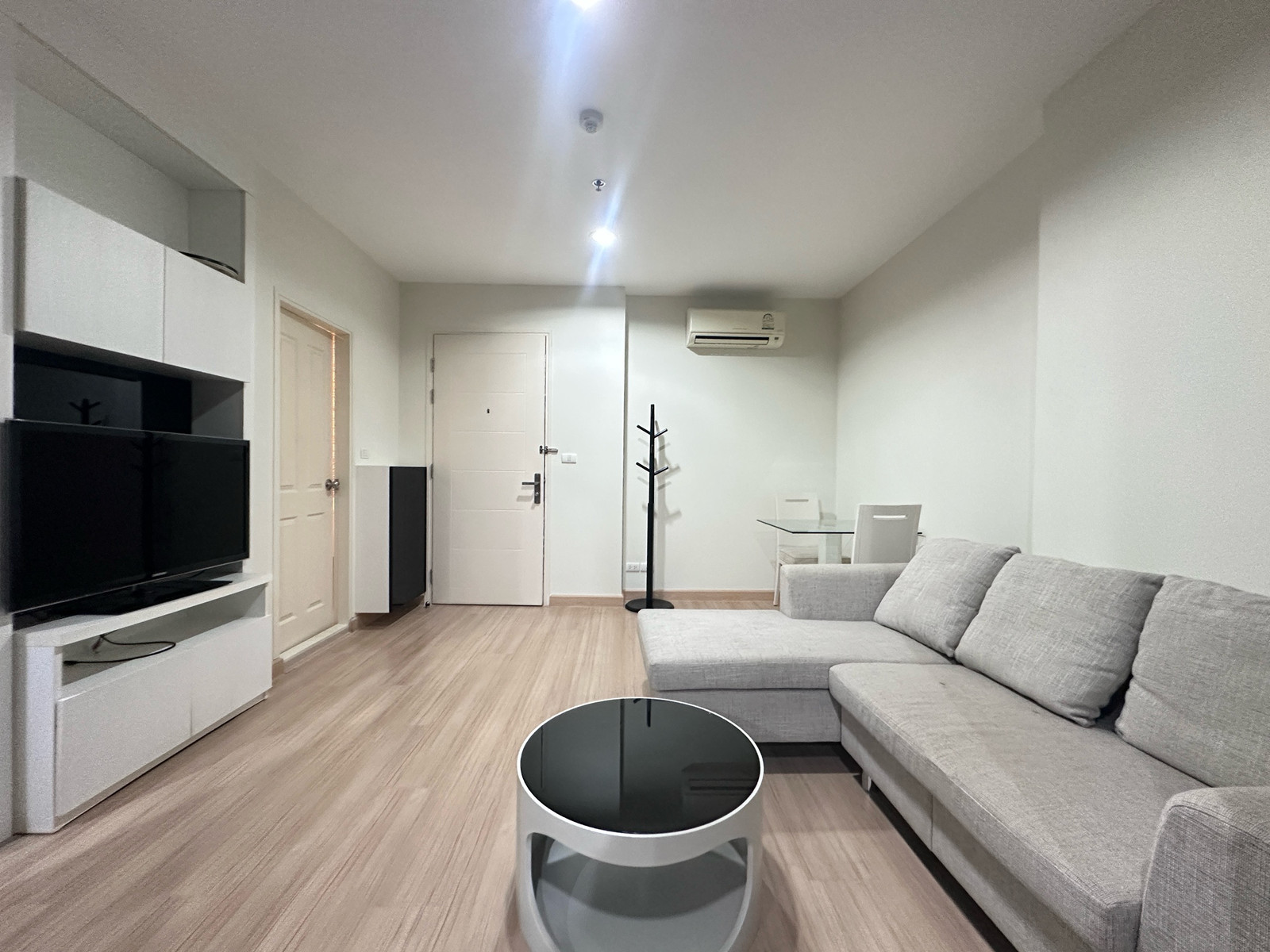Newly renovated room for rent, beautiful, size 40 sq m, price 18,000 baht, near the BTS, if interested, contact 0808144488. Newly renovated room for rent, beautiful, size 40 sq m, price 18,000 baht, near the BTS, if interested, contact 0808144488.
