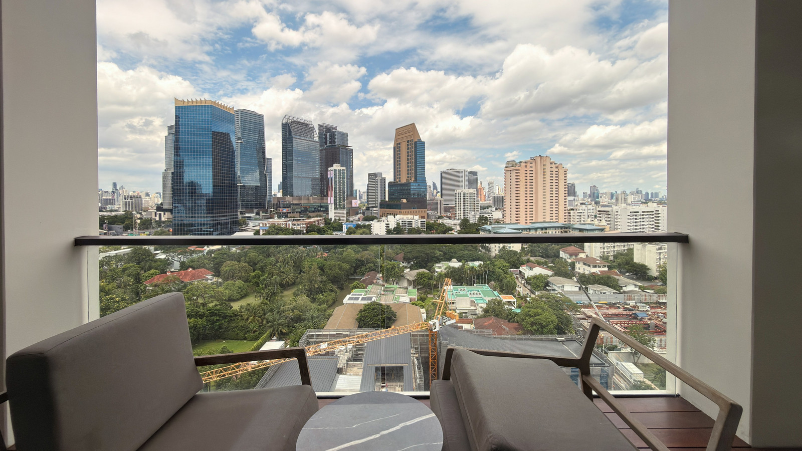 ✨ คอนโด Ultra Luxury ที่มาพร้อมความไพรเวทขนาดใหญ่ 219 ตรม. บรรยากาศแบบรีสอร์ตใจกลางสีลม-สาทร ✨ ✨ คอนโด Ultra Luxury ที่มาพร้อมความไพรเวทขนาดใหญ่ 219 ตรม. บรรยากาศแบบรีสอร์ตใจกลางสีลม-สาทร ✨