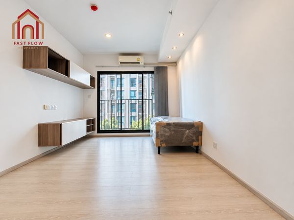 Urgent Sale! Brand-new, never-occupied unit. Located on the 7th floor, this corner unit in Building B faces the swimming pool. Fully furnished and move-in ready, it features 2 bedrooms and is situated near the Wat Phra Si Mahathat BTS/MRT interchange (Gre