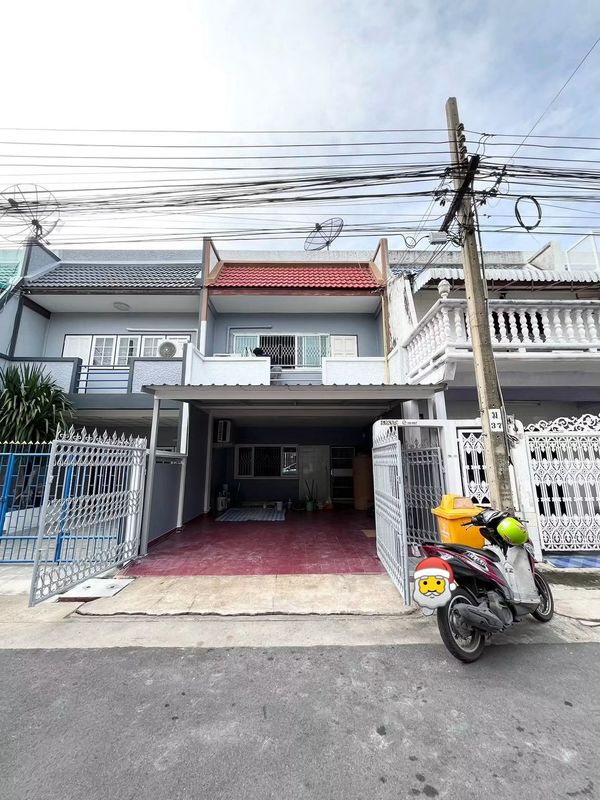 🏡✨ FOR RENT | ทาวน์โฮม 2 ชั้น หมู่บ้านคลองจั่นวิลล่า 1 ซอยนวมินทร์ 32 ทำเลเกษตร–นวมินทร์ 2 ห้องนอน 2 ห้องน้ำ ใกล้ปากซอยเพียงประมาณ 200 เมตร! 💛 บ้านพร้อมเข้าอยู่ 1 ธันวาคม 2569 (1 ธ.ค. 2026) 💰 ค่าเช่าเพียง 16,000 บาท/เดือน
