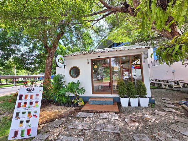 Cafe for rent in university Rajamangala Technology Bang Phra, beautiful cafe, good atmosphere, shady.