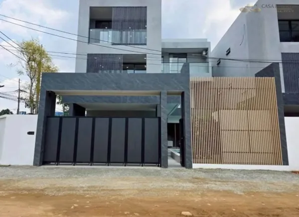 Luxury 3-Storey House with Lift For Sale near Jomtien Beach
