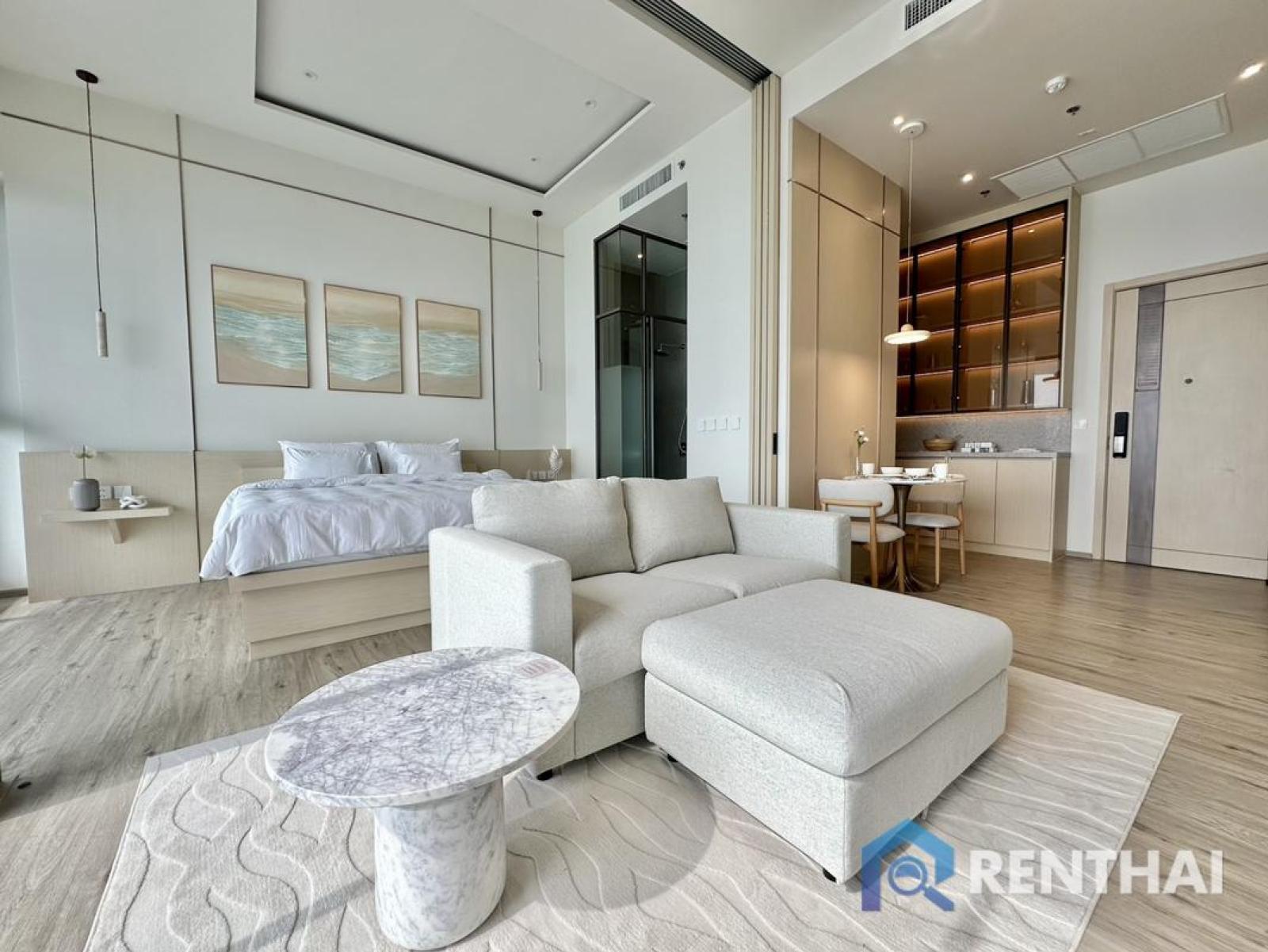 Rare Luxury Residence  Arom Wongamat | 1 Bedroom | Foreign Quota | High Ceiling | Private Jacuzzi | Fully Furnished