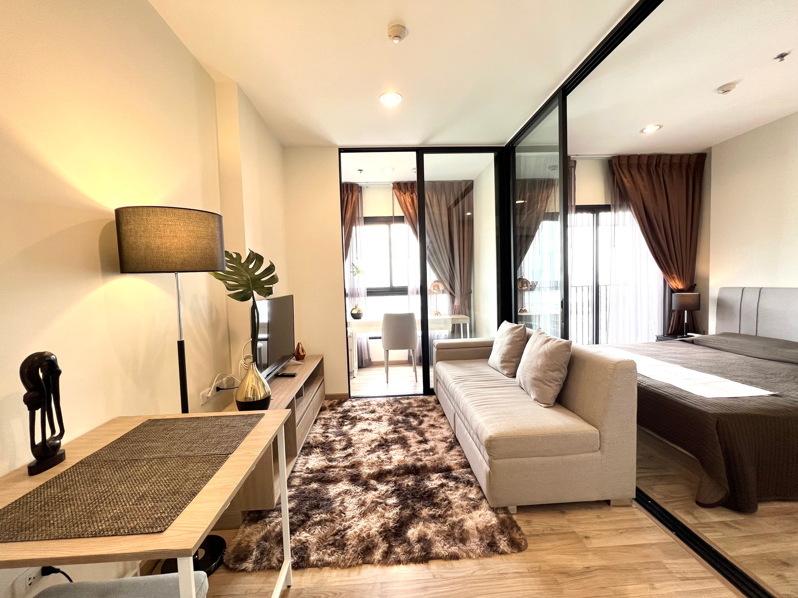 () For Sales / Rent, Condo with the most stunning view of the Chao Phraya River curve at Charoen Nakhon. 1 bedroom plus, 35 sqm on 23rd floor with east facing balcony providing a stunning unobstructed panoramic Chao Phraya River View. 