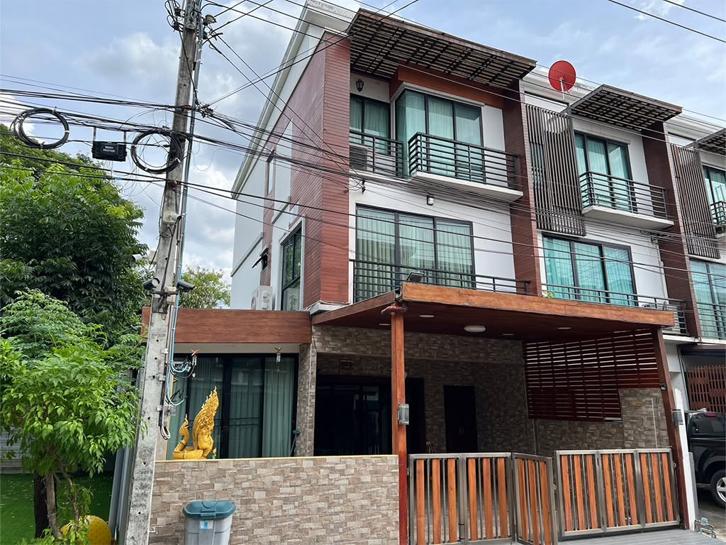 3-story townhouse for sale, Prive Fidelio Ratchada - Ramindra Village, Bangkok. 3-story townhouse for sale, Prive Fidelio Ratchada - Ramindra Village, Bangkok.